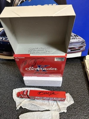FIRMADO Budweiser Transporter Dale Earnhardt Sr and Dale Jr Winston Cup Nascar Foto 1 de 4