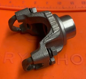 🇺🇸 Pinion Yoke U Bolt Style Dana 30 1310 26 spline Jeep OEM Spicer - Picture 1 of 7