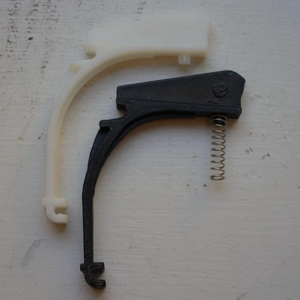 Igloo Playmate Pal 7 Quart replacement latch - Image 1 of 1