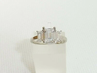 Anillo de eternidad de zafiro blanco corte baguette de 3 piedras de plata de ley 925 para dama Foto 1 de 4