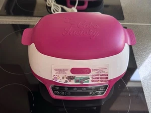 Brand New Cake Factory, Lots Of Unused Accessories And Cake Factory Cook Book - Picture 1 of 7