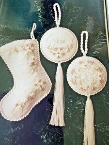 Yvonne Reitsma Cinta de Seda Bordada Tabla Medias de Navidad 3 Rosas Plus - Imagen 1 de 4