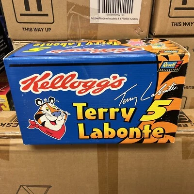 2002 Action #5 Terry Labonte  Kellogg's/Cheez-it Monte Carlo 1:24Scale Die-Cast - Image 1 of 4