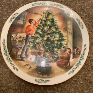 THE FINISHING TOUCH from Family Christmas 1990 Plate by Royal Doulton - Picture 1 of 12