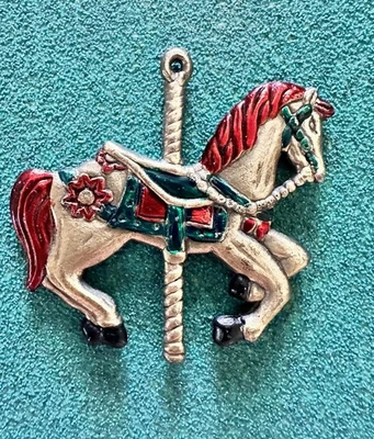 ADORNO CABALLO CARRUSEL METAL - Los tonos de color son dorado/bronce, rojo y verde 2"x 2" Foto 1 de 4
