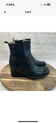 Women’s Size 7.5M Rockport Boots Chelsea Style Waterproof Black Leather Pull On - Image 1 of 4