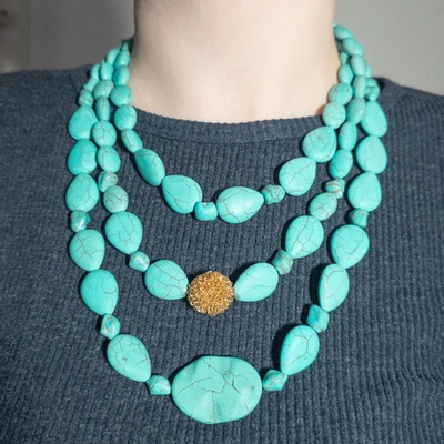 Colar Rara Avis por Iris Apfel turquesa declaração 3 fios detalhes dourados ousado - Imagem 1 de 4