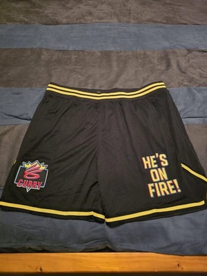 $90... Pantalones cortos Under Armour x Curry X NBA Jam malla negros/amarillos. 1387877 001. Foto 1 de 4