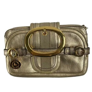 Juicy Couture Clutch Leder Schnalle in Metallic Gold - Bild 1 von 9