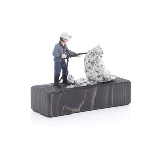 Miniaturbergwerk Sockel Wismut-Kumpel mit Schaufel und Edelstein 9x12x4,5cm - Bild 1 von 2