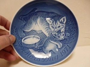 Mother’s Day Plate 1971 by Bing & Grondahl, Danish, Cat & kitten, Cobalt Blue - Picture 1 of 3