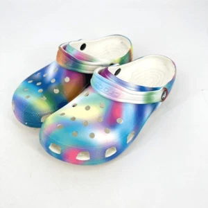 Zueco Crocs Clásico Solarizado Tie Dye Solar Arco Iris Estampado Pastel Para Mujer Talla 11” - Imagen 1 de 7