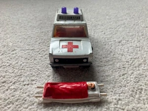 Corgi Vilgilant Ranger Rover Ambulance and stretcher - Picture 1 of 3