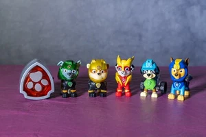 Super Paws Paw Patrol Figure Lot – 5 Pups + Badge Gadget Rubble, Chase, Marshall - Picture 1 of 3
