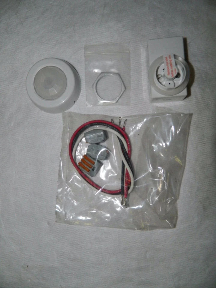 Cooper Lighting Quick Mount Bracket Motion Sensor 150° Pattern QDOCC - Image 1 of 1