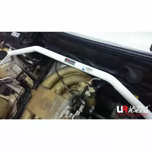 Barra de puntal delantera de 2 puntos Ultra Racing para BMW E30 (320i) 2.0 2x2 (coupe) 1982-1994 - Imagen 1 de 10