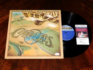 LIONEL RICHIE THE COMMODORES FIRMADO NATURAL ALTO VINILO LP DISCO CERTIFICADO DE AUTENTICIDAD JSA!!! - Imagen 1 de 2