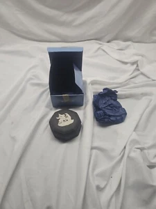 Wedgwood Black Jasperware/Basalt Achteck Schmuckschatulle Pegasus Deckel/Original Box - Bild 1 von 3