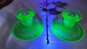 Candelabro vintage de vidrio de uranio verde era Pr depresión brilla UV 2,5 - Imagen 1 de 7