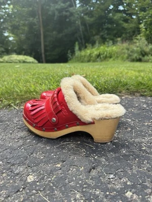 Zuecos Ugg Australia Vintage Rojos Talla 7 Con Decoración Botón en Piezas Foto 1 de 4