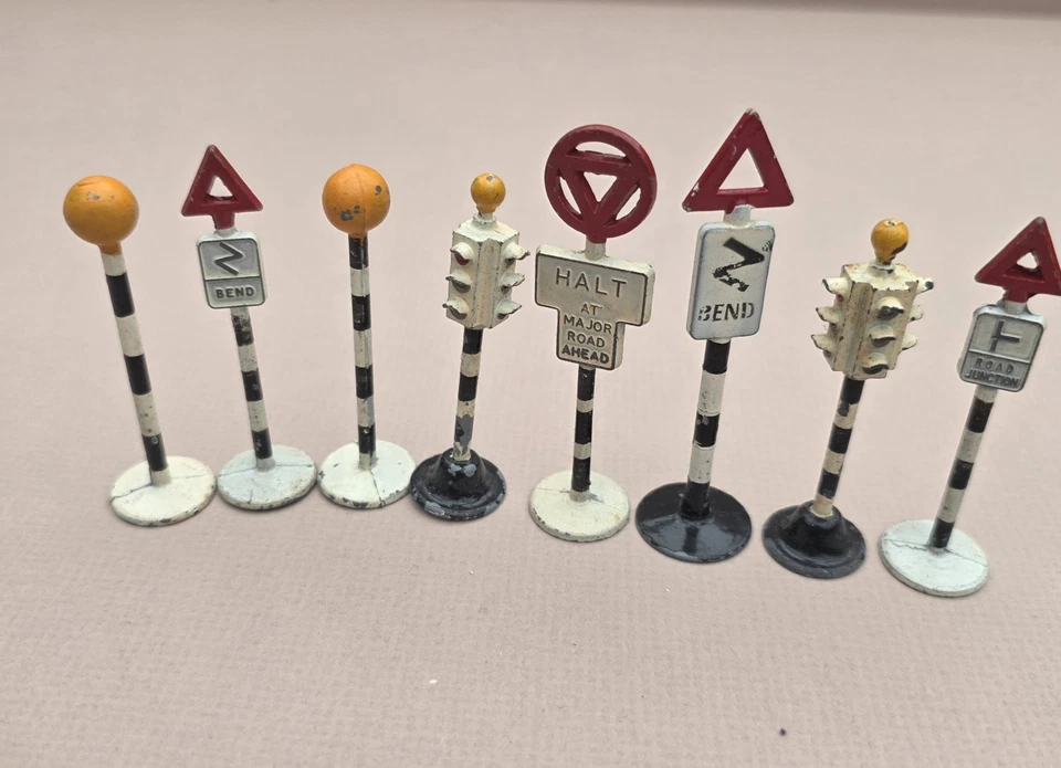 Vintage O Gauge Metal UK Road Signs And Traffuc lights x 8 Rare - Prewar - Image 1 of 1