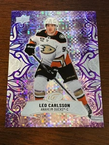2024-25 Cubierta Superior ICE Púrpura Paralelo Anaheim Ducks Leo Carlsson #62 - Imagen 1 de 1