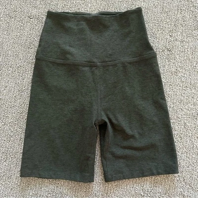 Pantalones Cortos de Bicicleta Beyond Yoga Cintura Alta XS Oliva Oscura Ojo Espaciado Elastizados Foto 1 de 4