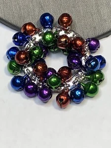 Vintage Brosche Anstecknadel bunt Cha Cha Weihnachtskranz Dschungel Glocken 2" - Bild 1 von 9