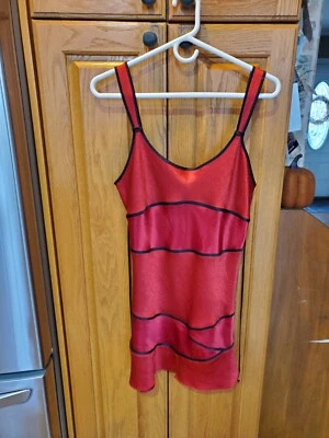 Jones New York Camisón Corto MEDIANO ROJO SATINADO NEGRO RIBETE Foto 1 de 4