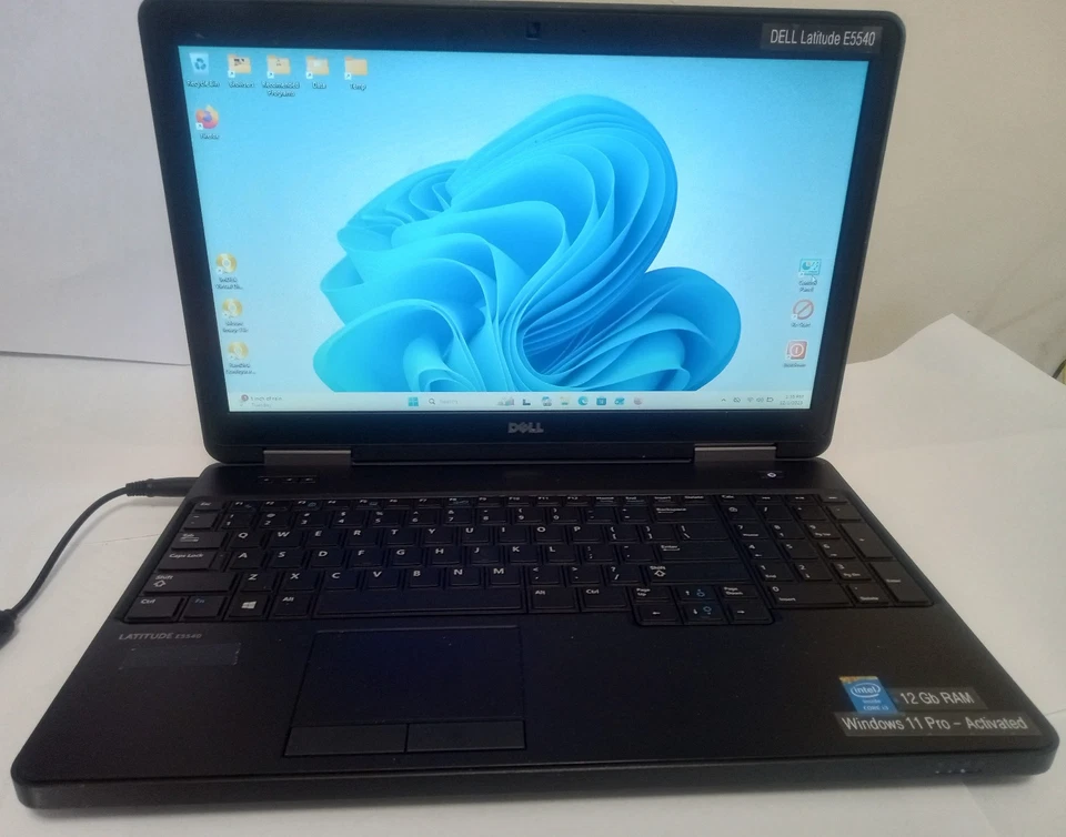 Laptop Dell Latitude E5540: 15,6", i3-4030U@1,9 GHz, SSD de 12 GB 512 GB, HDMI, USB, BT Foto 1 de 4