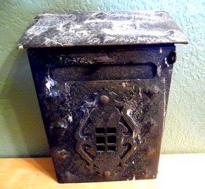 VINTAGE DECORATIVE CAST IRON WALL MOUNT LOCKABLE MAIL BOX - Picture 1 of 6