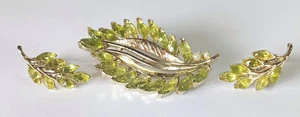 Vintage Bright Gold-tone Brooch & Clip Earrings w/ Light Green Rhinestones - Imagen 1 de 6