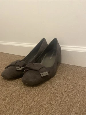 Stuart Weitzman Mujer Gamuza Tacón Bloque Con Lazo Talla 8.5 Foto 1 de 4