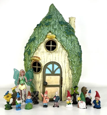Casa na árvore de gnomo de fadas jardim com 8 gnomos, fada, 5 flores/sinais 12,75" h - Imagem 1 de 4