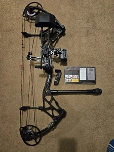 BEAR ARENA 30 COMPOUND BOW RH 60 with IQ 5 Pin Bow Sight with IQ Retina Lock - Picture 1 of 13