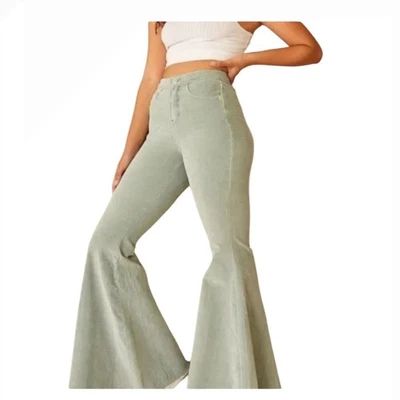 Pantalones acampanados Free People We The Free Just de pana flotante talla 30 dobladillo deshilachado verde Foto 1 de 4