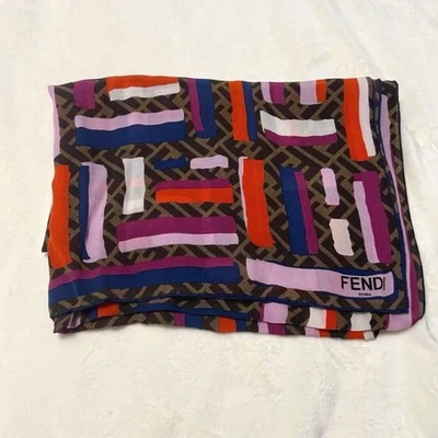 FENDI Patrón Geométrico Pañuelo Seda Fendi Estola 166cm × 62cm Foto 1 de 4