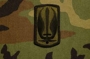 Auténtico parche militar cosido tenuemente BDU 17ª Brigada de Aviación del Ejército de los Estados Unidos - Imagen 1 de 1