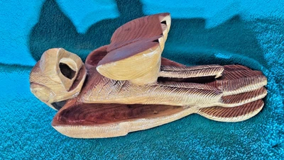 Arte popular de madera tallado a mano firmado y fechado artista local pájaro porta botellas de vino Foto 1 de 3