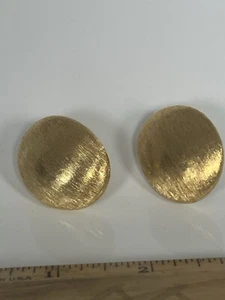 80's Dome Textured Earrings Pierced Gold Tone Metal Fashion Costume Monet - Afbeelding 1 van 4