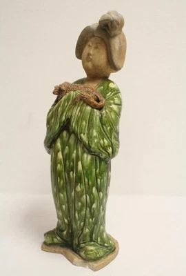 Estatuilla de dama esmaltada Sancai estilo dinastía Tang rara sosteniendo una escultura de perro Foto 1 de 4