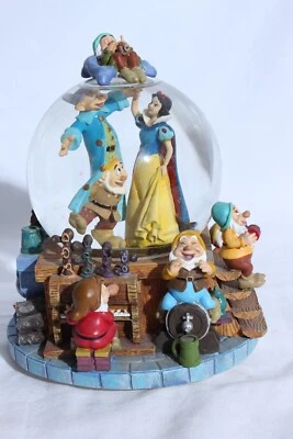 Globo de Nieve Musical Bailando Blancanieves y los Siete Enanitos Disney De Colección Foto 1 de 4