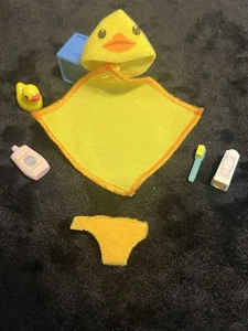 Barbie Kelly Toalla de Baño Bebé Pañal Cepillo de Dientes Goma Pato Polvo Lote de (7)  - Imagen 1 de 13