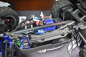 Kohlefaser Hauptfahrwerk Strebe für TRAXXAS 1/8 4WD SLEDGE TRUCK - 95076-4 - Bild 1 von 6