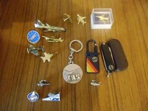 lot de pin's , porte clef , .. avions , compagnie aerienne , AOM ,EAS, EURALAIR - Imagen 1 de 7
