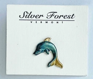 Sombrero de delfín/solapa pasador corbata tono dorado con esmalte verde de Silver Forest Vermont - Imagen 1 de 4