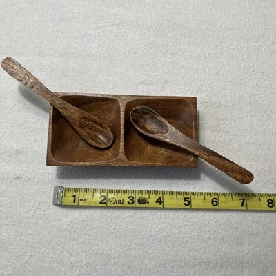 Plato de salsa dividido de dos secciones de madera de acacia con 2 cucharas para servir 5 X 2,5 pulgadas Foto 1 de 2