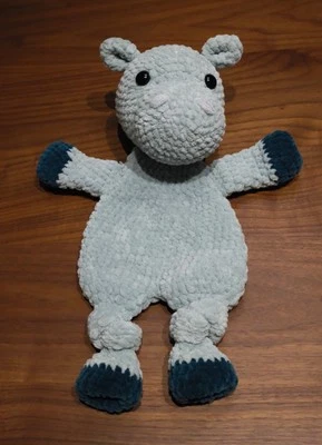 Peluche de peluche Lovey azul de ganchillo hecho a mano - enfermera temática de safari  Foto 1 de 2