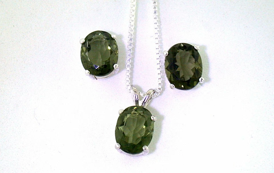 Pendientes colgantes y cadena de plata de ley con piedras preciosas ovaladas de moldavita de 4,15 quilates TW Foto 1 de 1