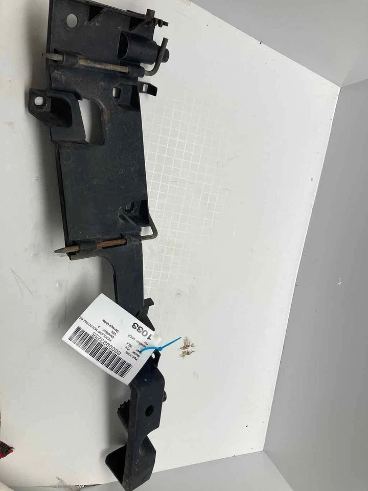 04 SATURN ION Headlamp Mounting Bracket Right Rh - Изображение 1 из 1